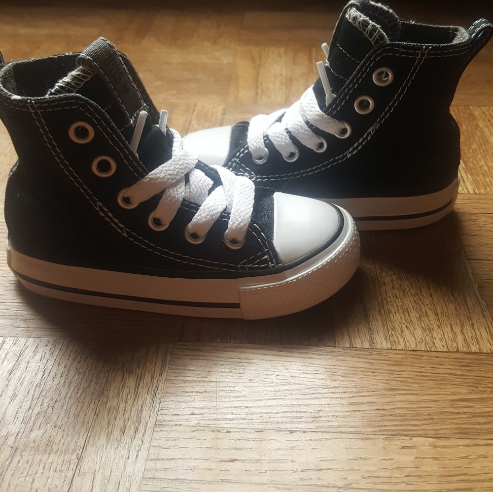 😎Black and white  high top converse infant size 5